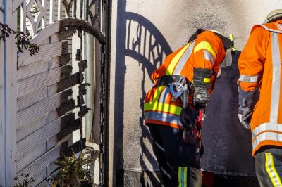 Steinheim a.d.M: Sichtschutz zu einer Terrasse geht in Flammen auf
